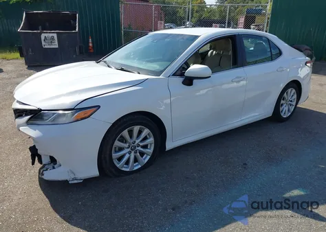 2018 Toyota Camry Le z USA, uszkodzony, nr VIN 4T1B11HK4JU061956